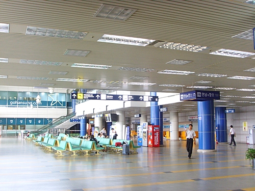 청주공항. 국내선만 제주도 가는 사람들로 인해 조금 북적댈 뿐 국제선은 한가합니다. 